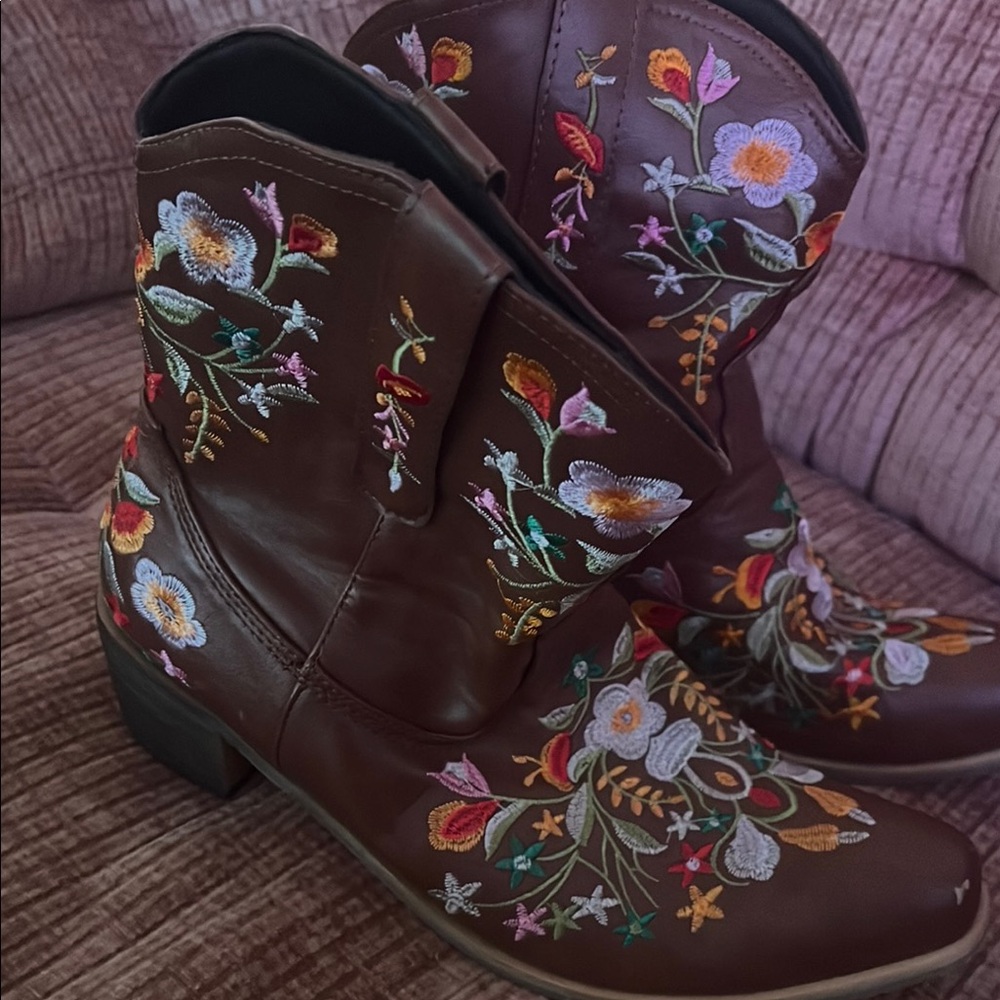 Brown Heeled Short Boots with Floral Embroidery